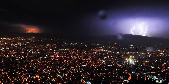 Bursa'da gece şimşeklerle aydınlandı