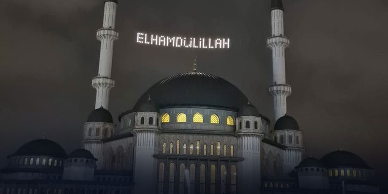 Taksim Camisi'ne 'Elhamdülillah' mahyası asıldı