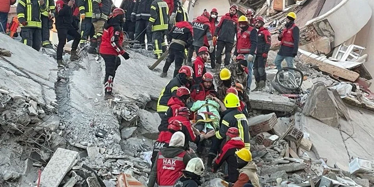 Depremden 76 saat sonra 3 kişi, enkazdan sağ çıkarıldı