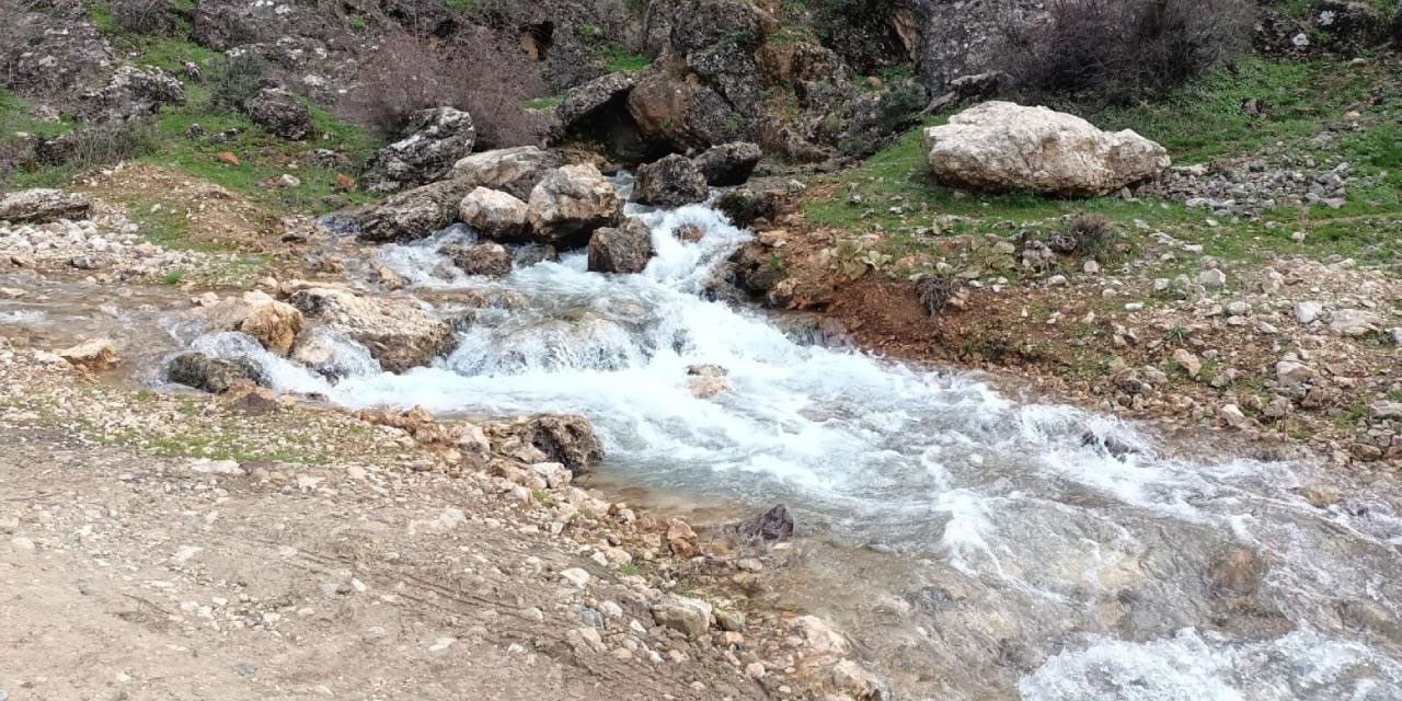 Yıllar önce kuruyan su kaynağı depremden sonra akmaya başladı