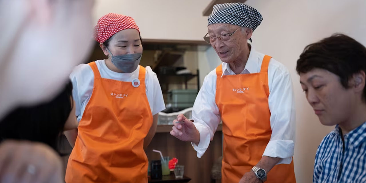 Yaşlı nüfusun yüzde 30'a yaklaştığı Japonya 'bunama kafelerinde' çözüm arıyor