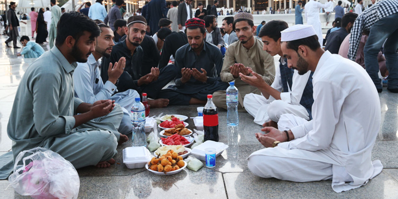 Pakistanlılar iftarda atıştırıyor, teravihten sonra yiyor!