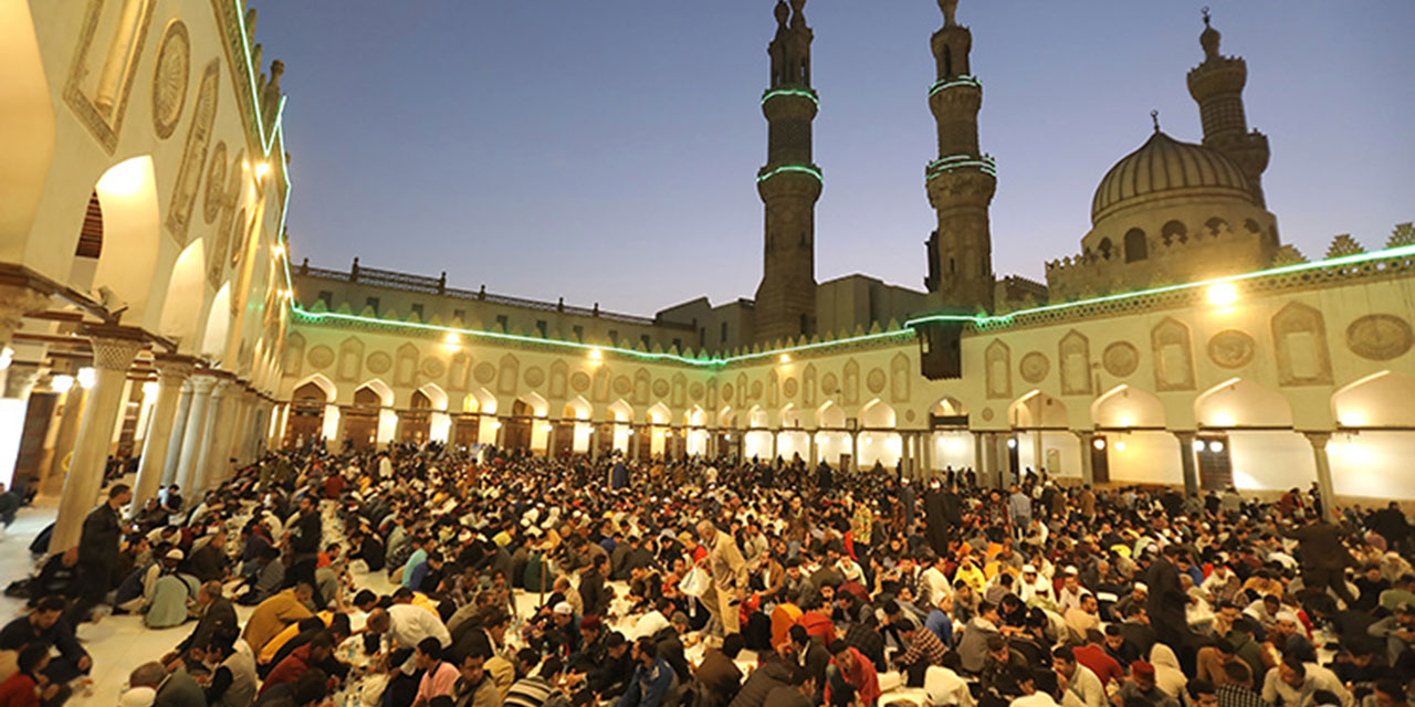 Ezher, her gün binlerce yabancı öğrenciye iftar veriyor