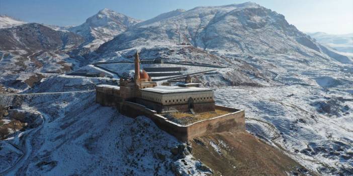 Kartal yuvası gibi tepe üzerine kurulu İshak Paşa Sarayı