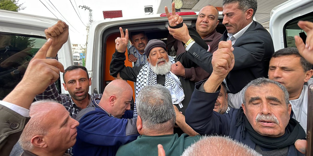 İşgalci İsrail hapishanelerindeki en yaşlı Filistinli tutuklu 17 yıl sonra özgürlüğüne kavuştu