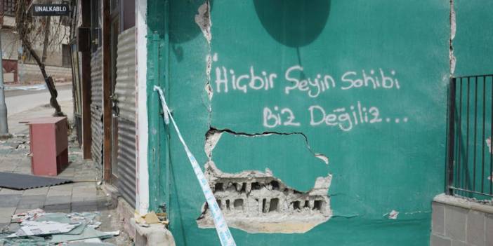 Depremle yıkılan Malatya'da duvar yazıları: Hiçbir şeyin sahibi biz değiliz!