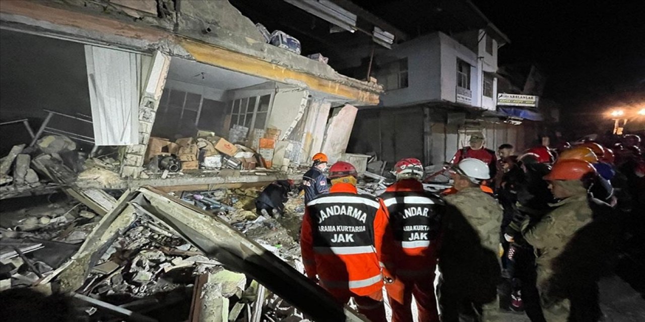 Hatay'daki 6,4 büyüklüğündeki deprem sonrası 32 artçı yaşandı