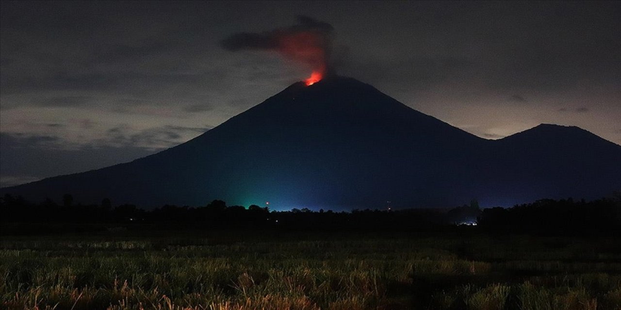 Etna Yanardağı'nda 'ön uyarı' patlaması