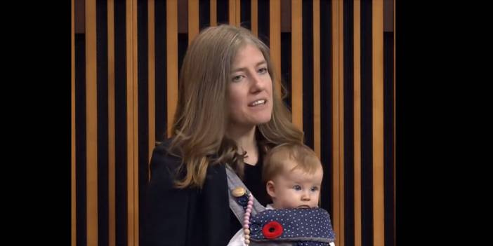 Kanadalı vekil kucağında bebeğiyle Gazzeli çocuklara sahip çıktı