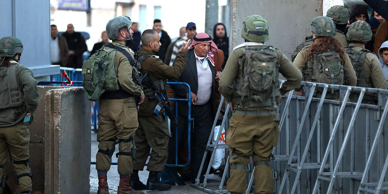 Terörist israil, Mescid-i Aksa'daki cuma namazına da karıştı