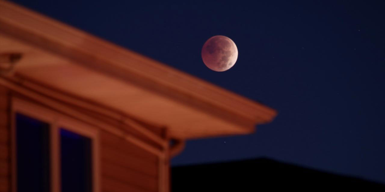 Kanlı ay tutulması 3 saat 39 dakika sürdü