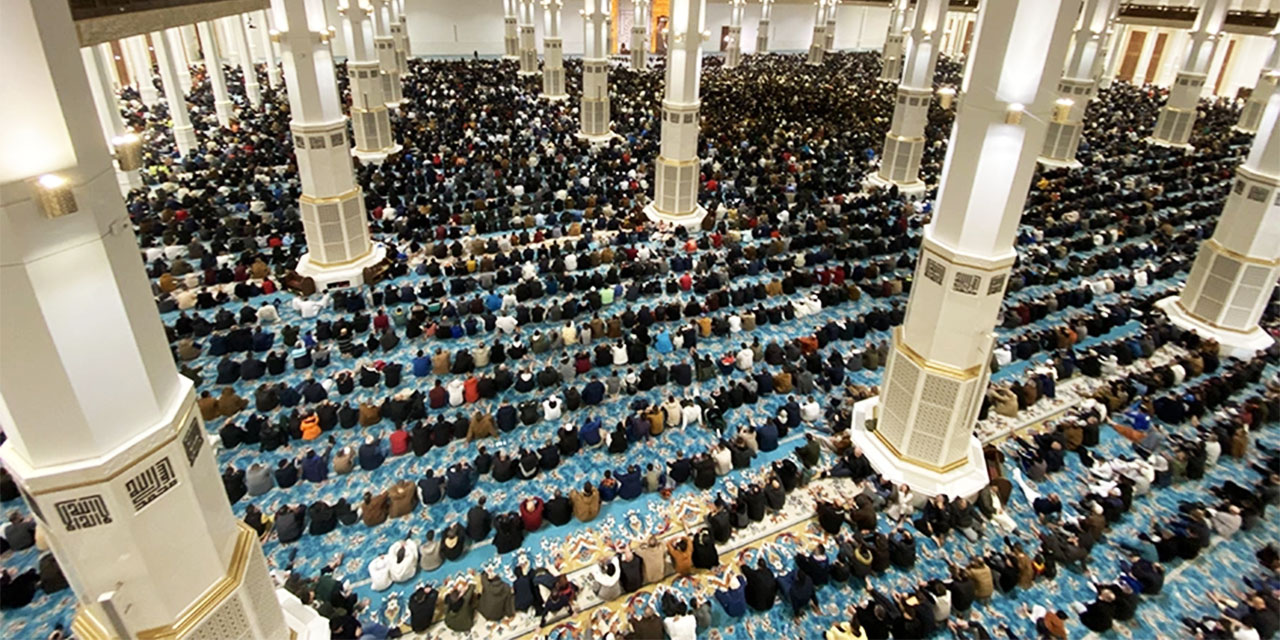 Dünyanın en büyük 3. camisi Cezayir Ulu Camii'nde ilk cuma namazı kılındı