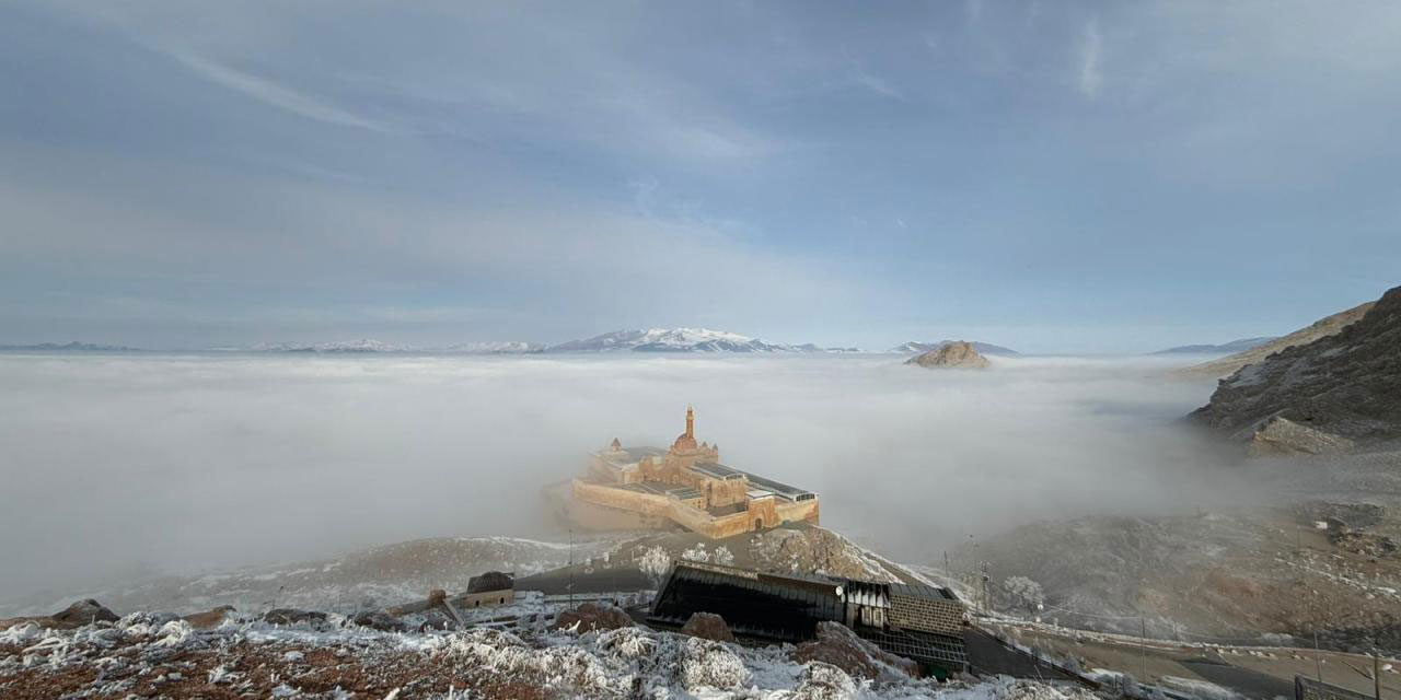 Sisli bir havada İshak Paşa Sarayı