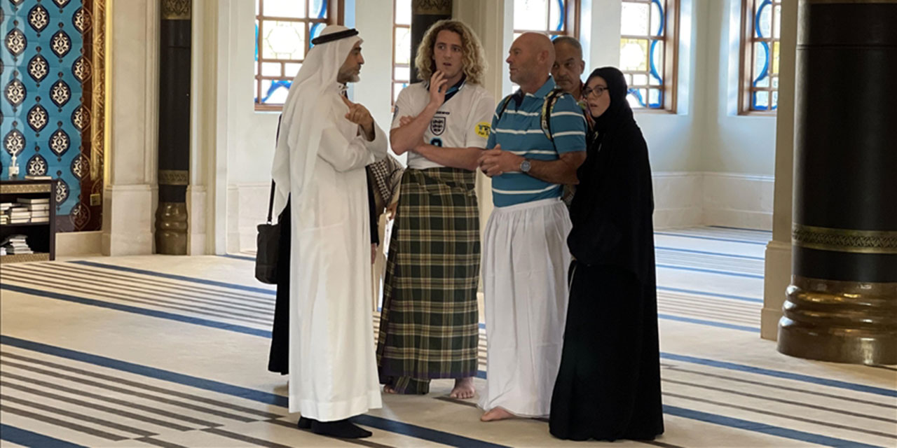 Katar'a gelen Dünya Kupası taraftarları İslam'la tanışıyor