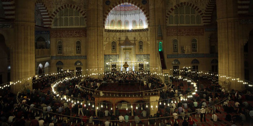 Kadir Gecesi Namazı nasıl kılınır? Kadir Gecesi namazı saat kaçta kılınmalı?