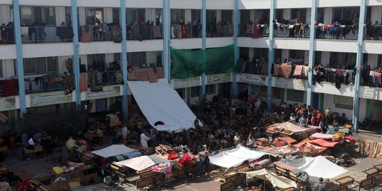 Bombalanan Gazze'de cuma namazı