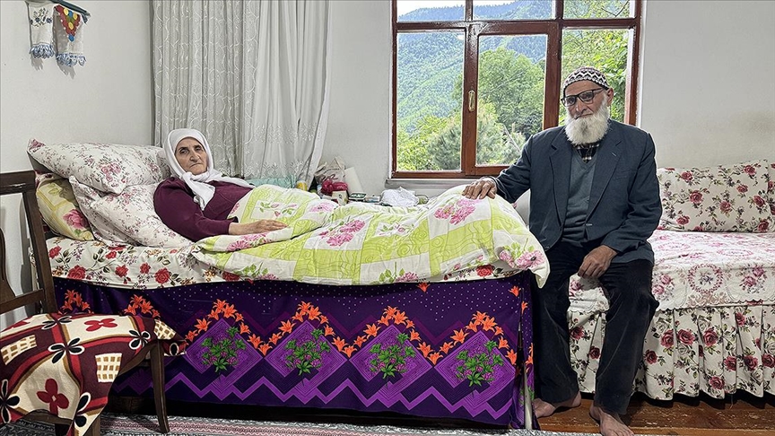 Felç kalan eşine 43 yıldır özenle bakıyor: Her şeye rağmen Allah'a şükrediyorum