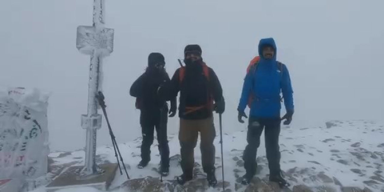 Uludağ'da mevsimin ilk kar yağışı etkili oldu