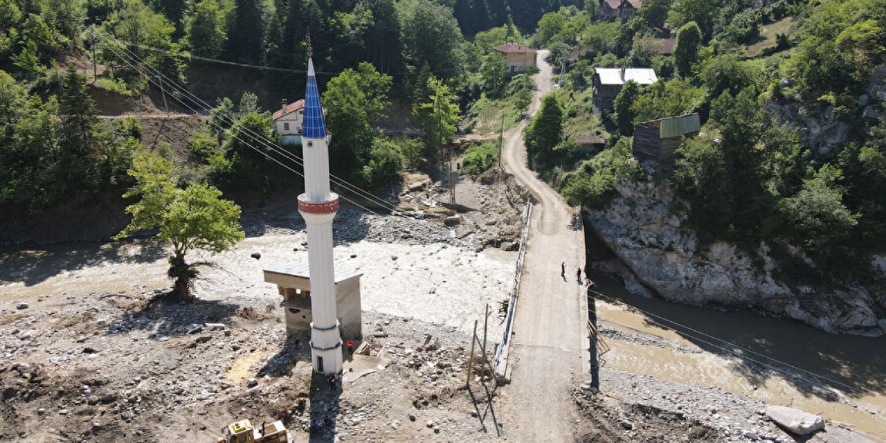 Kastamonu'da camisi yıkılan minare iki selde de yıkılmadı