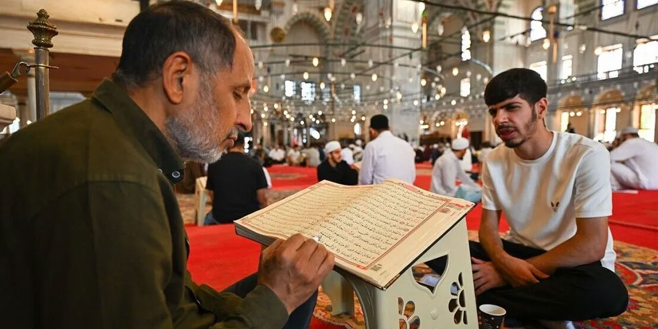 İstanbul Fatih Camii'nde 300 hafız 'minder hatmi' yarışmasına katıldı