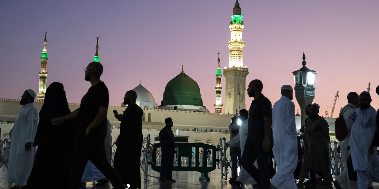 Hacılar, Hazreti Peygamber'i (asm) selamlıyor