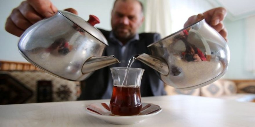 Bir oturuşta 100 bardak çay içiyor!