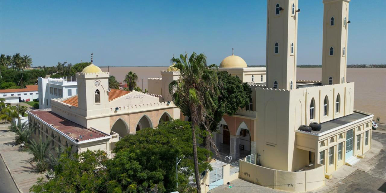 Senegal'de tartışılan cami: Minaresinde çan var!
