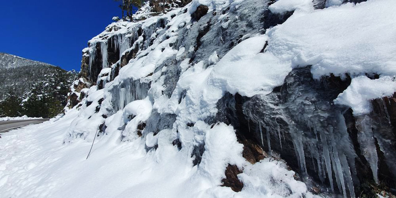 Gümüşhane'de nisan ayında şelaleler buz tuttu