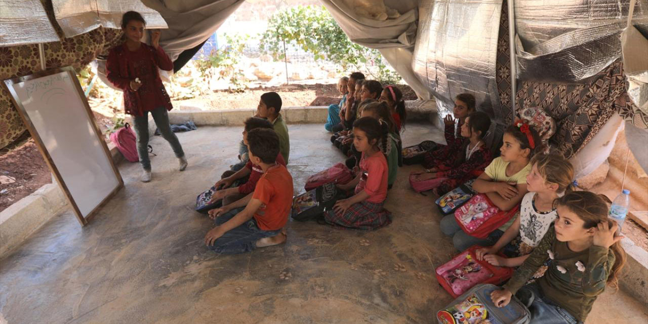 10 yaşındaki Suriyeli öğretmen, yaşıtlarına okuma yazma öğretiyor