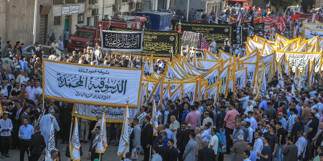 Mısırlılar, Hicri 1447 yılını sokaklarda zikir, ilahi ve yürüyüşlerle karşıladı