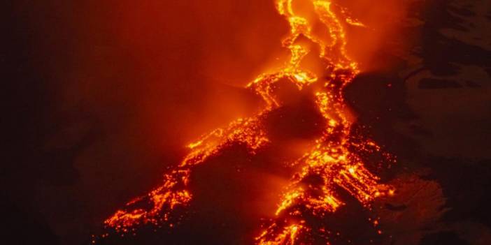 İtalya'da Etna Yanardağı'nda yeniden lav akışı meydana geldi
