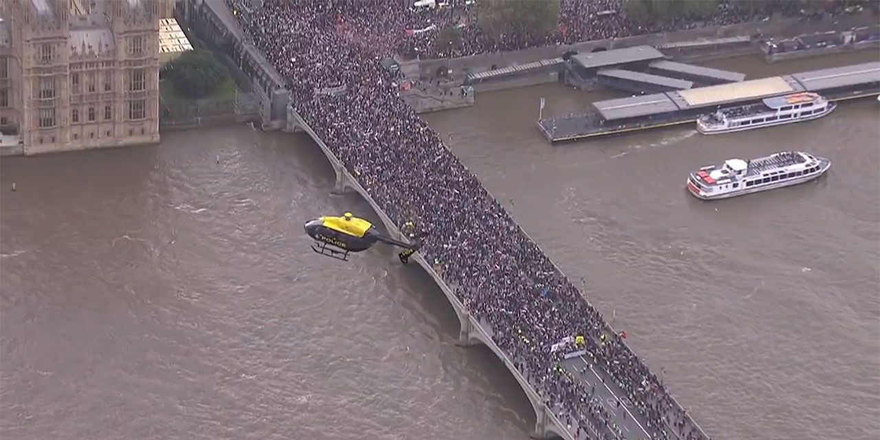 Londra'da yüzbinlerce kişi Gazze'de soykırım var, Filistin'e Özgürlük diyerek yürüdü