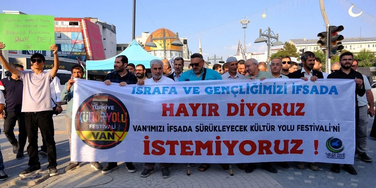 Van'da Kültür Bakanlığı'na festival tepkisi: Gazze'deki dram yürekleri dağlarken konser mi verilecek?