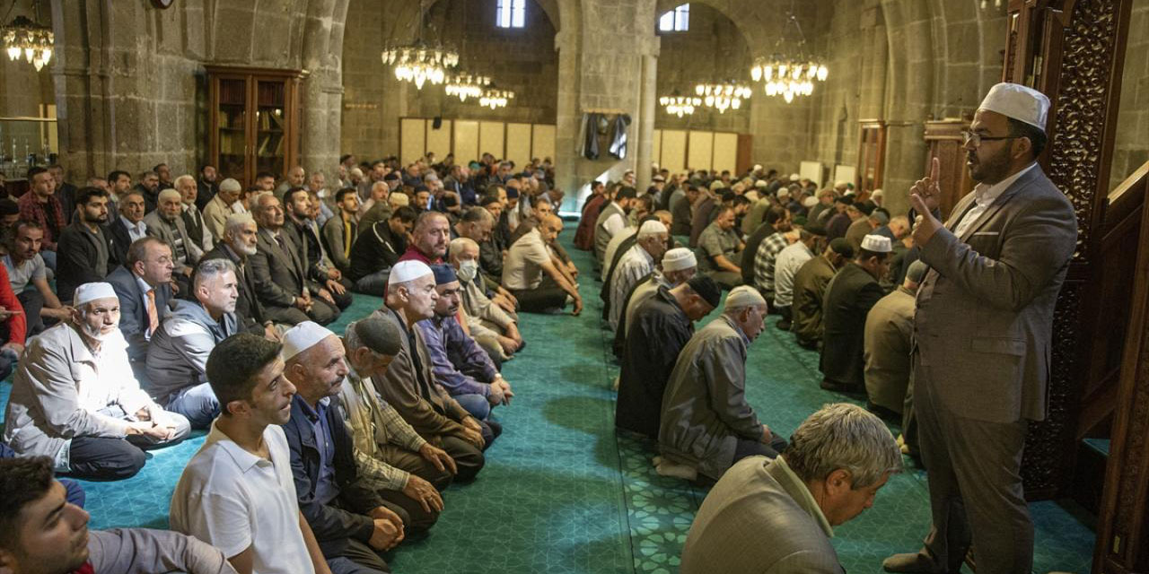 İşitme engellilere cuma hutbesi işaret dili ile aktarılıyor