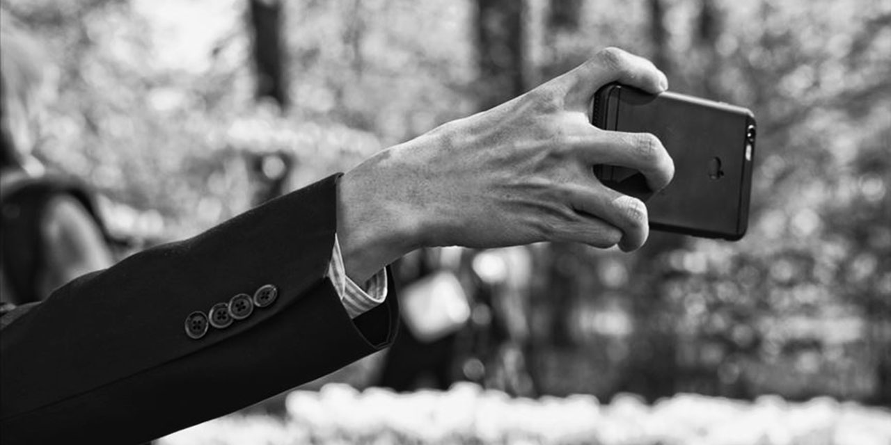 Risale-i Nur dersinde selfi çekene Sungur ağabeyin verdiği ders