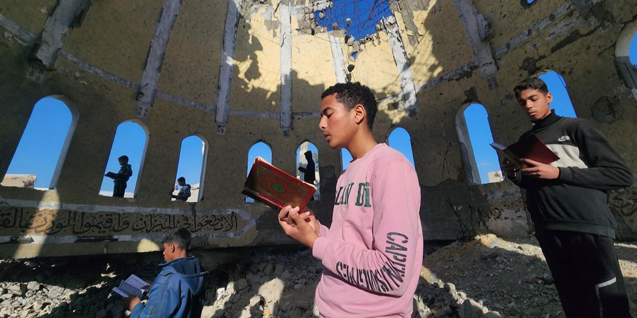 Katil israil camileri yıkınca Gazzeli çocukların Kur’an aşkı daha da arttı