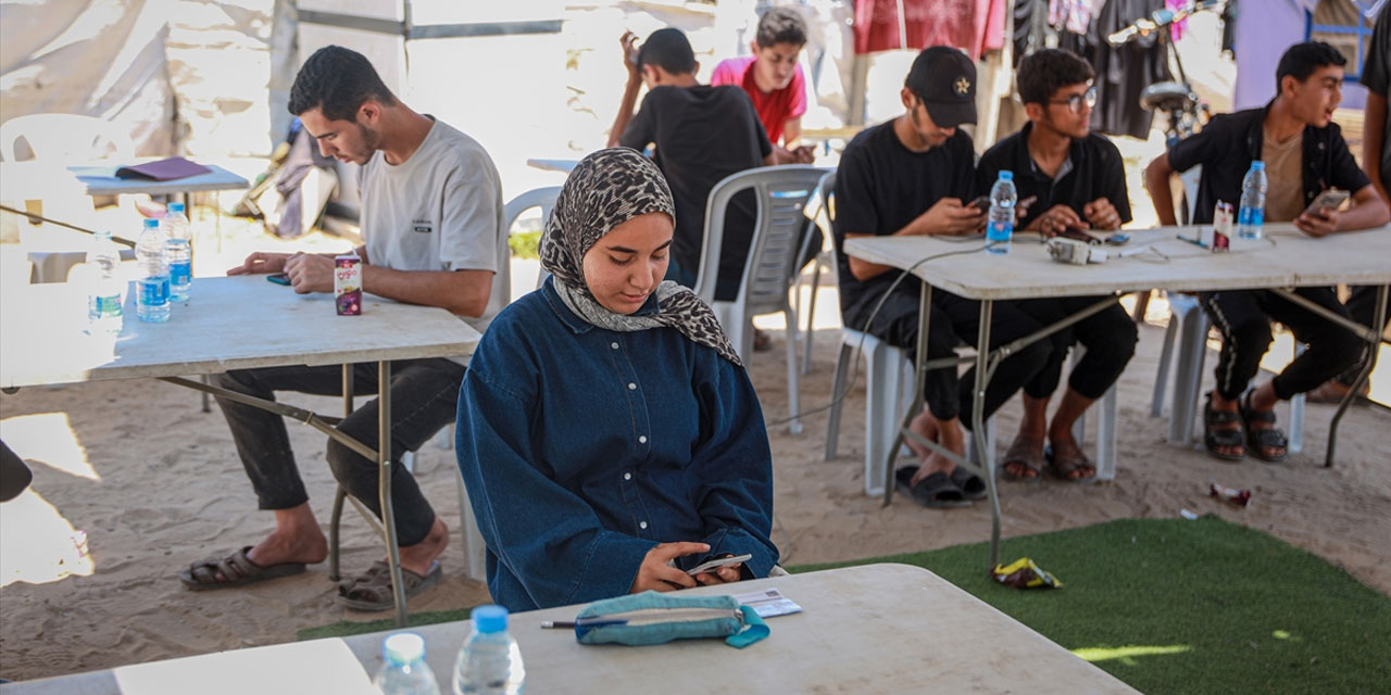 israil saldırıları altında Gazze'de lise bitirme sınavları