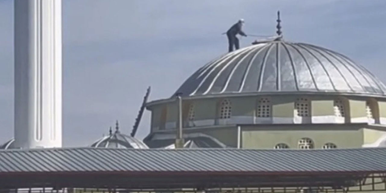 70 yaşındaki dede cami kubbesinde: Leylekler bize beddua eder!