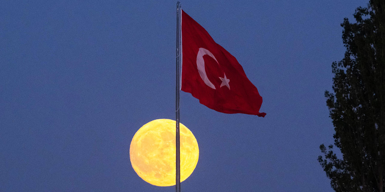 'Türkleri' övmek mi 'Türklüğe' dövdürmek mi?