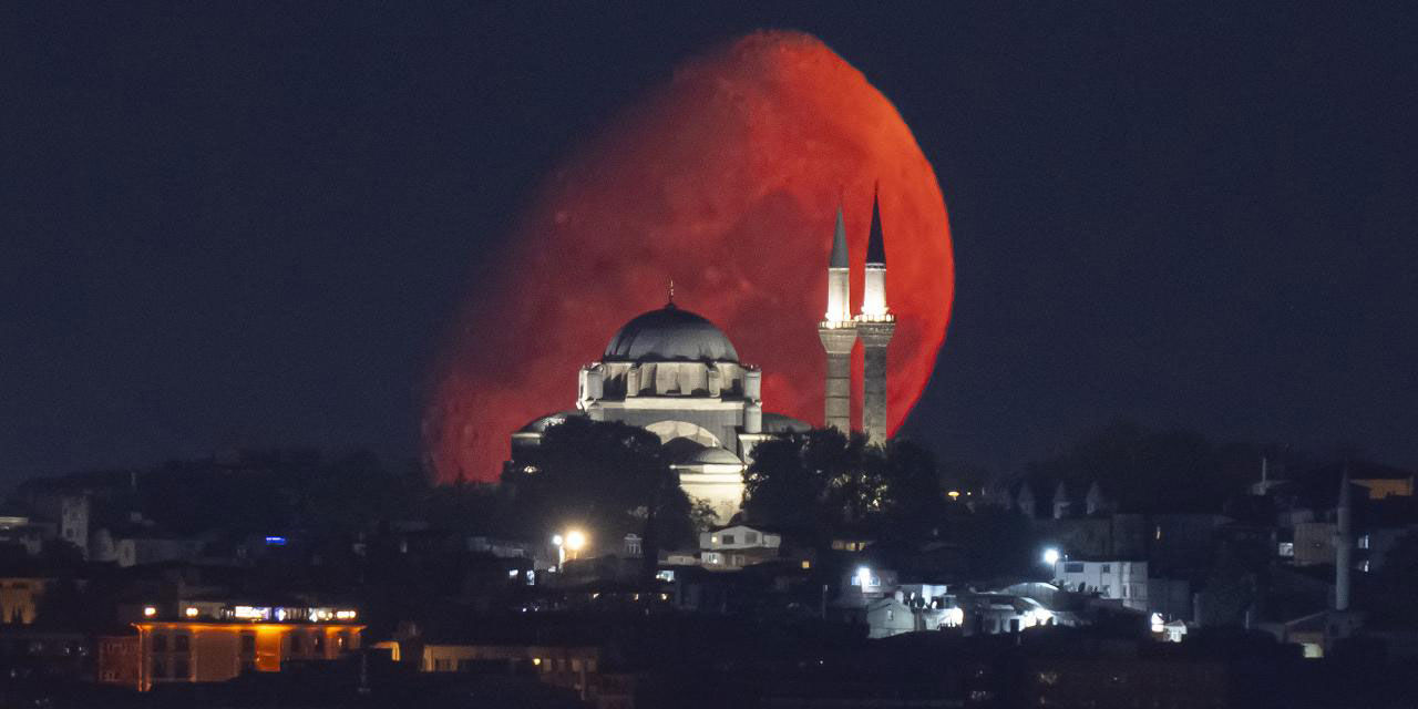 Ay, Beyazıt Camii'nin üstünde!