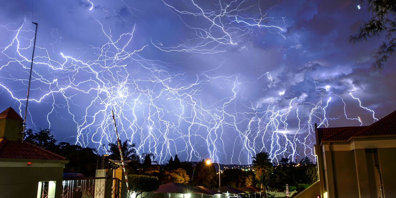 Fransa'da 24 saatte 25 binden fazla yıldırım düştü