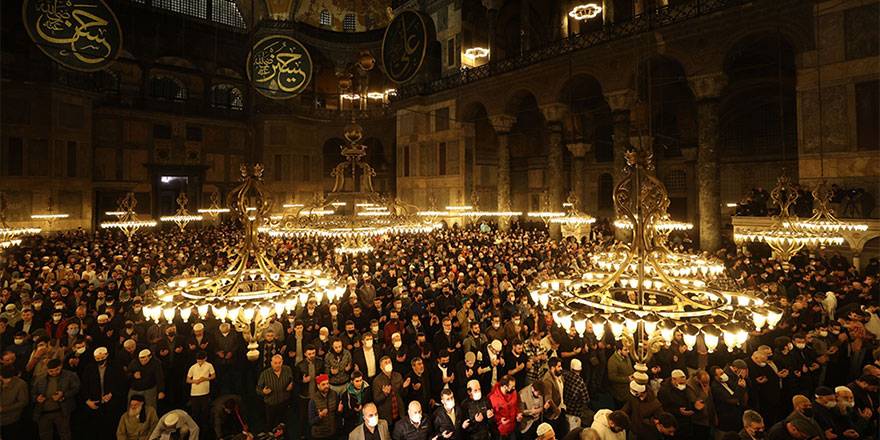 88 yıl sonra teravih kılınan Ayasofya'da Mü'minler salavat-ı şerife çekiyor