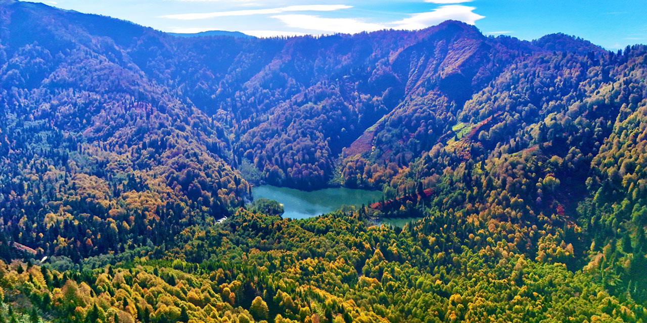 Borçka Karagöl Tabiat Parkı'nda sonbahar tefekkürü