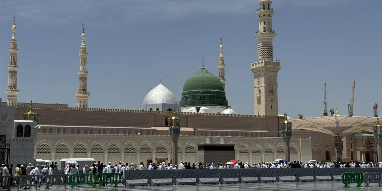 Hacılar, Ravza-i Mutahhara, Hücre-i Saadet ve Cennetü'l Baki'de dua ediyor