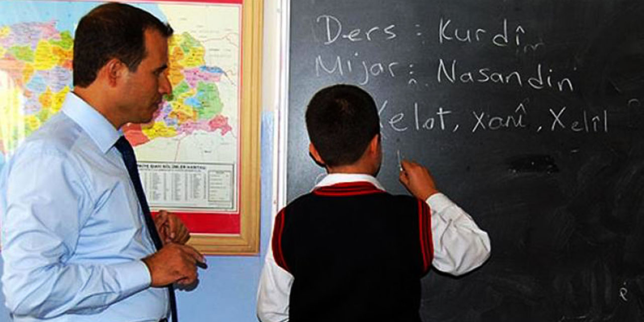 Said Nursi, Osmanlı ve Cumhuriyet döneminde anadilde eğitim talebinde bulundu