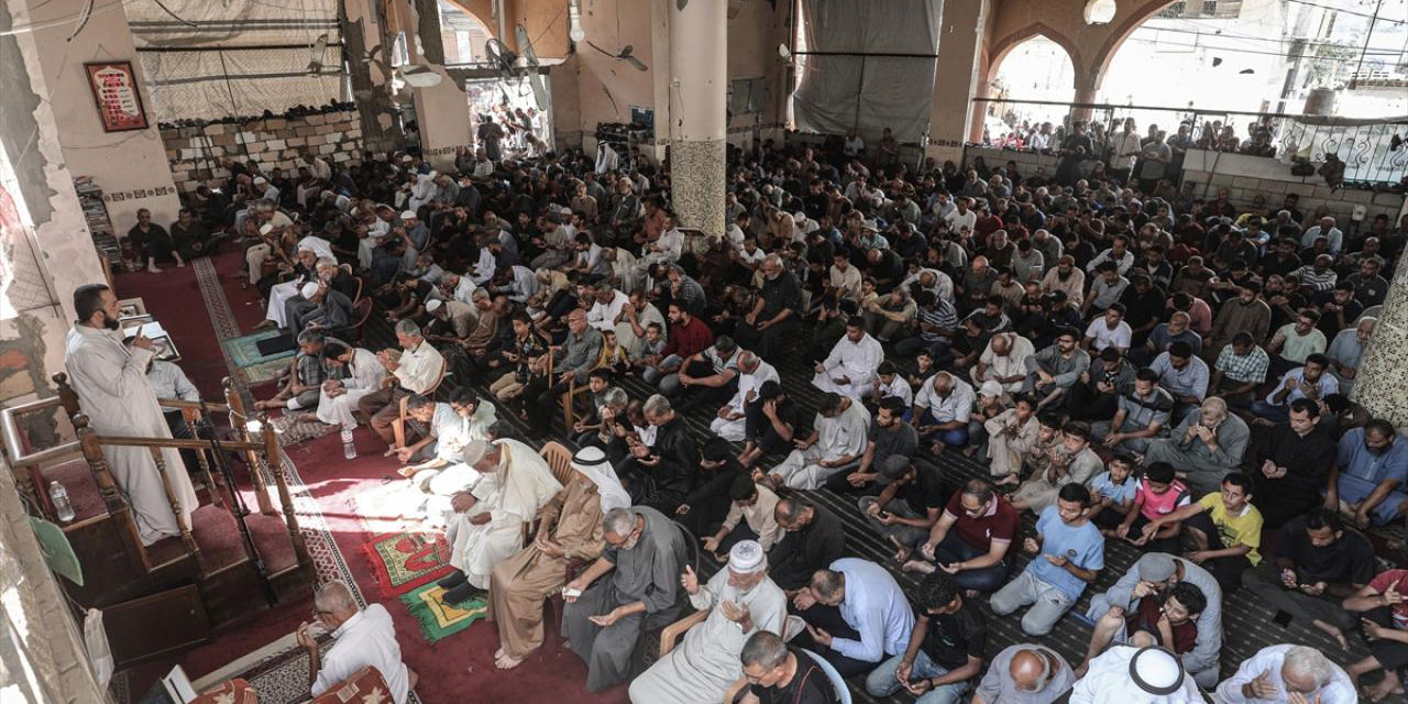 israilin Gazze'de yıktığı camilerin enkazında aylar sonra cuma namazı kılındı