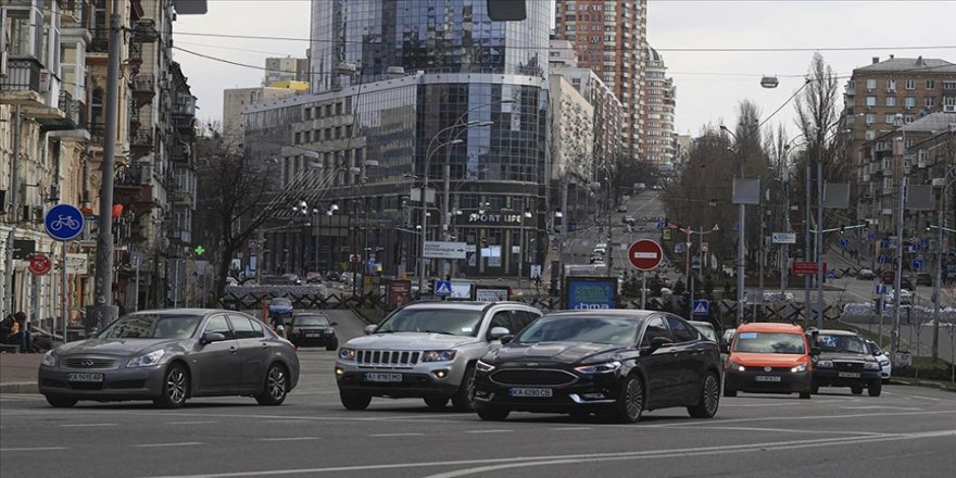 Son günlerde hava saldırılarının azaldığı Kiev'de insan hareketliliği artıyor