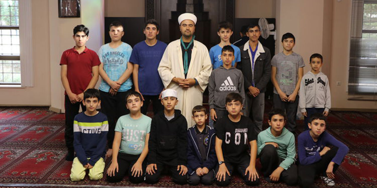 İzci imam gençlere hem Kur'an öğretiyor hem de tabiat sevgisini aşılıyor