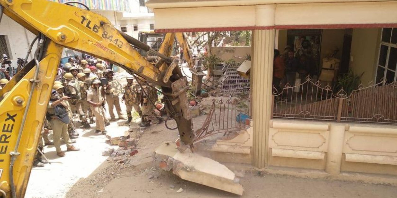 Hindistan'da yerel Müslüman liderin evinin yıkılması protesto edildi