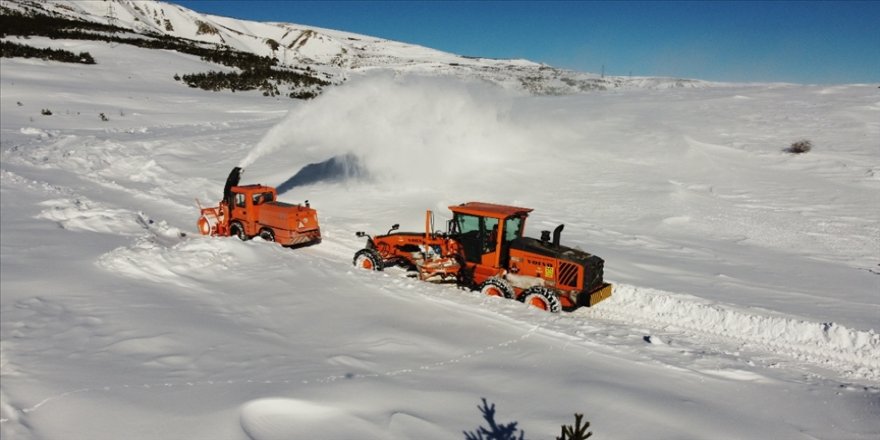 Erzurum'da 'kar panterleri' 7 aydır yolları açık tutmaya çalışıyor